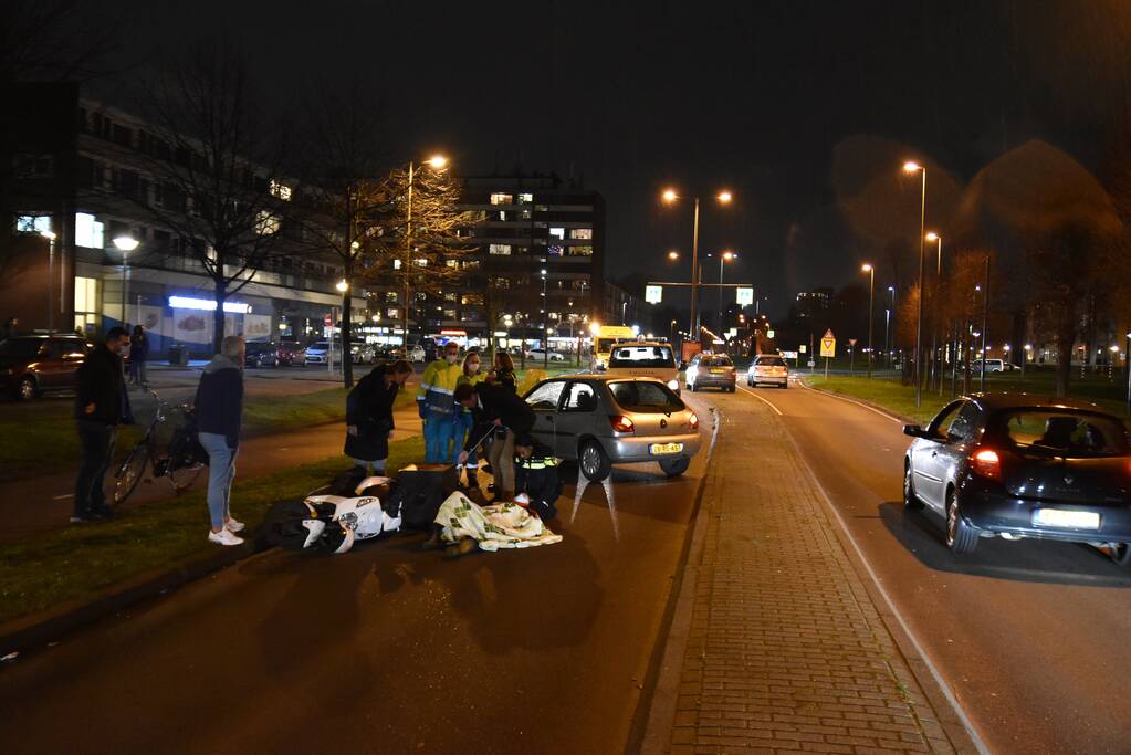 Maaltijdbezorgster gaat onderuit met brommer