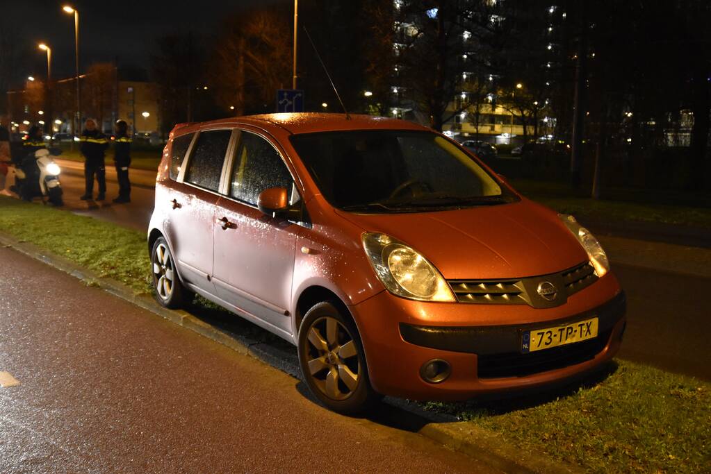 Maaltijdbezorgster gaat onderuit met brommer