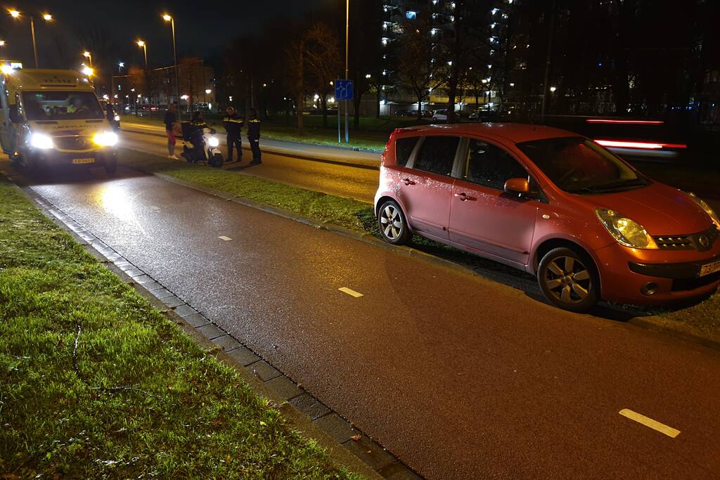 Maaltijdbezorgster gaat onderuit met brommer