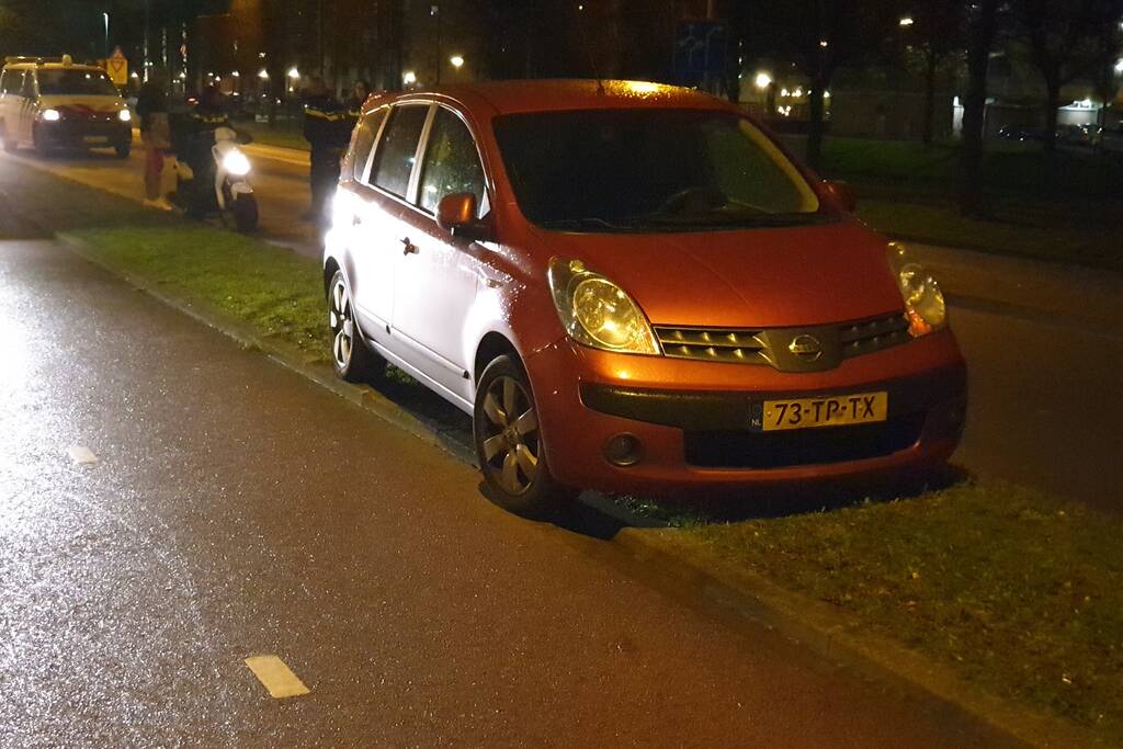 Maaltijdbezorgster gaat onderuit met brommer