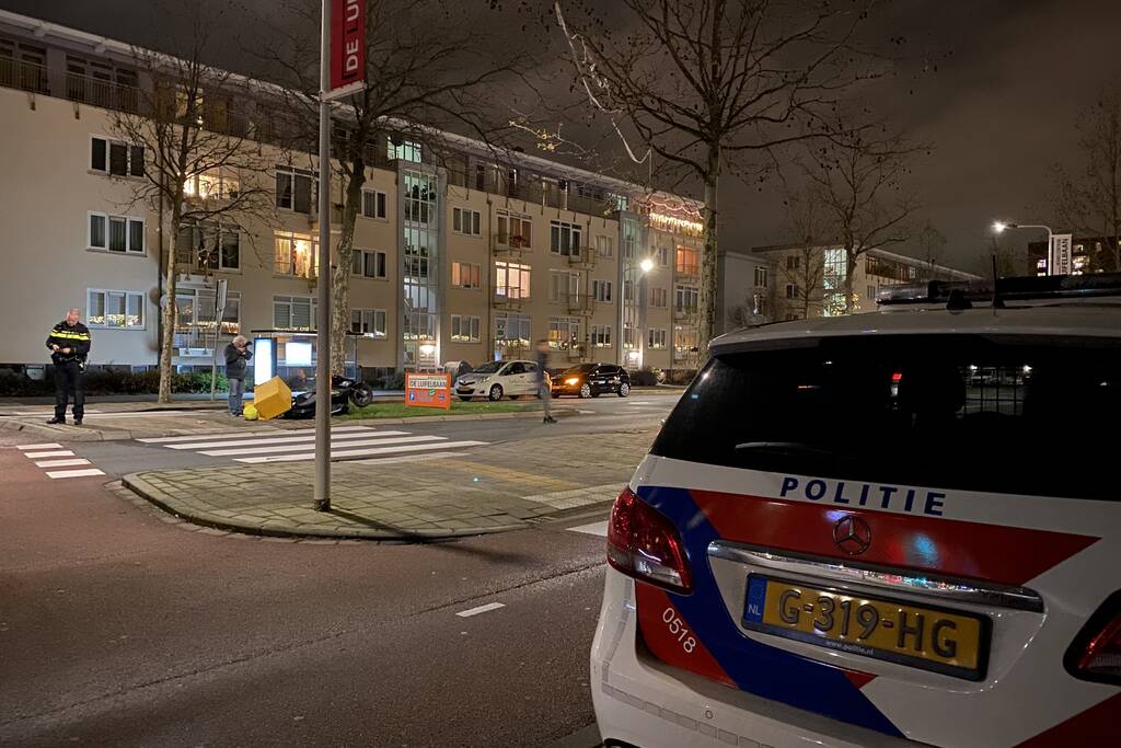 Schade na botsing tussen auto en bezorgscooter