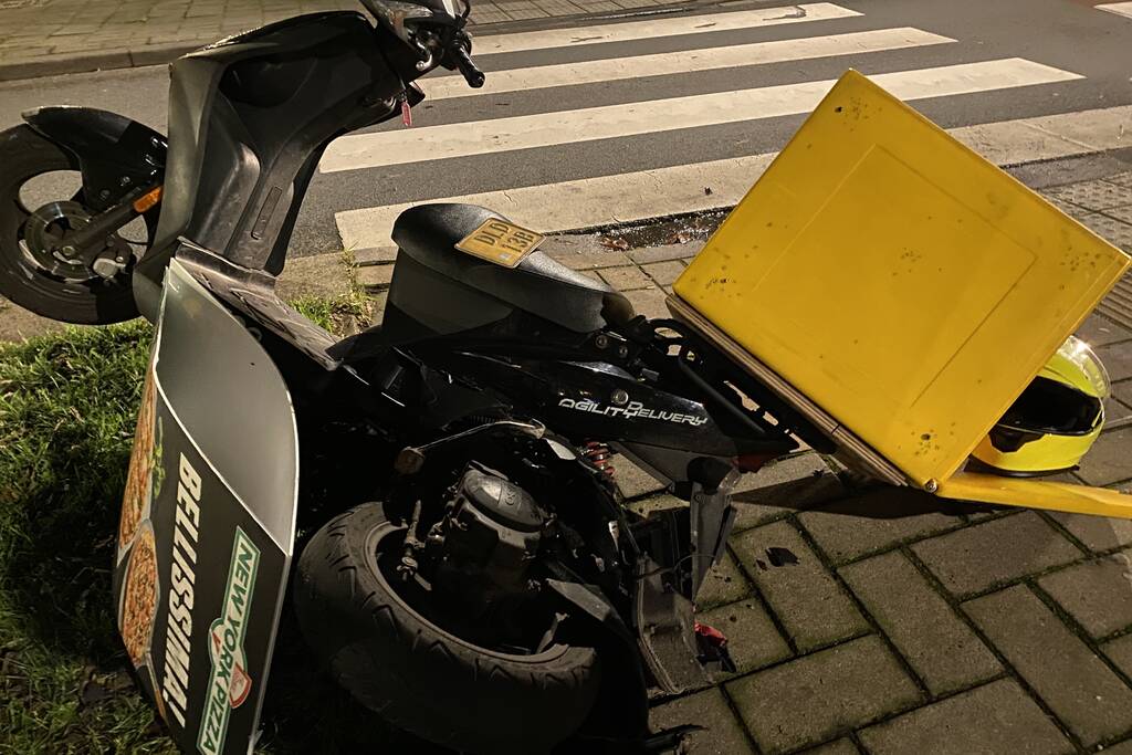 Schade na botsing tussen auto en bezorgscooter