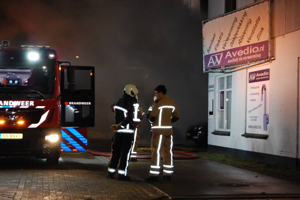 Bestelbus gaat in vlammen op