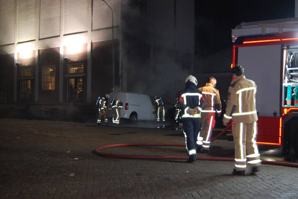 Bestelbus gaat in vlammen op