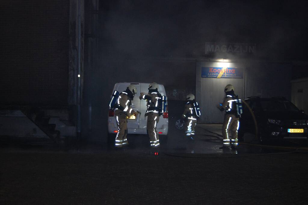 Bestelbus gaat in vlammen op