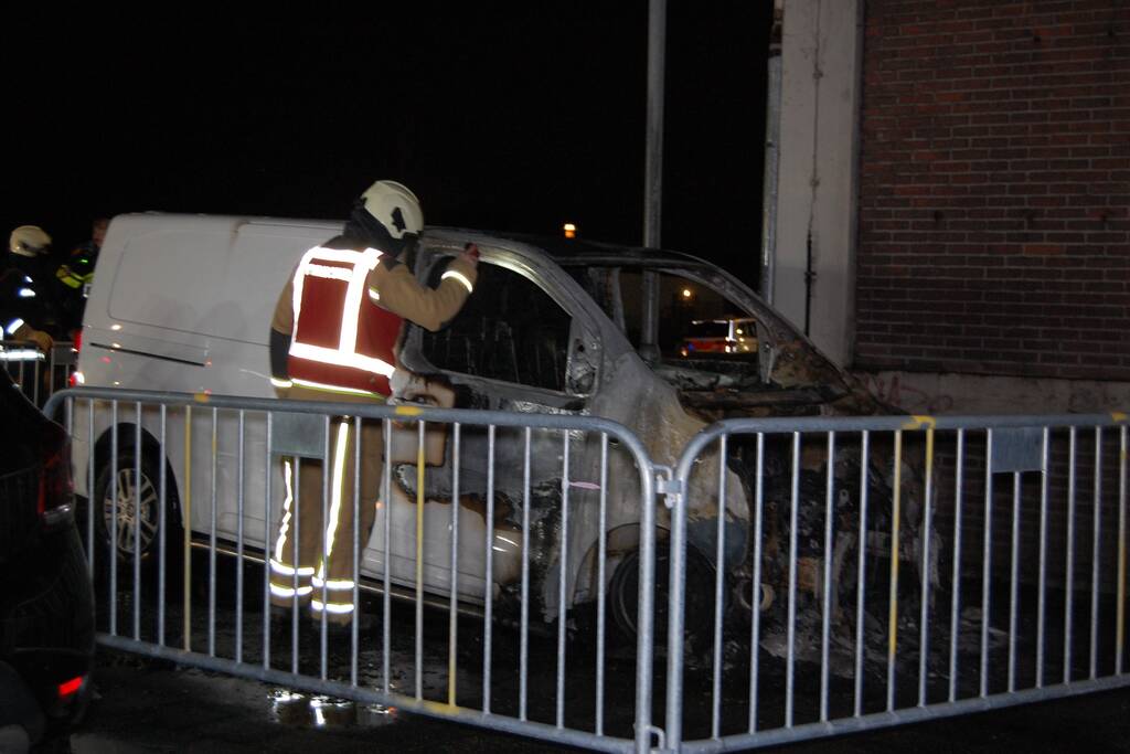 Bestelbus gaat in vlammen op
