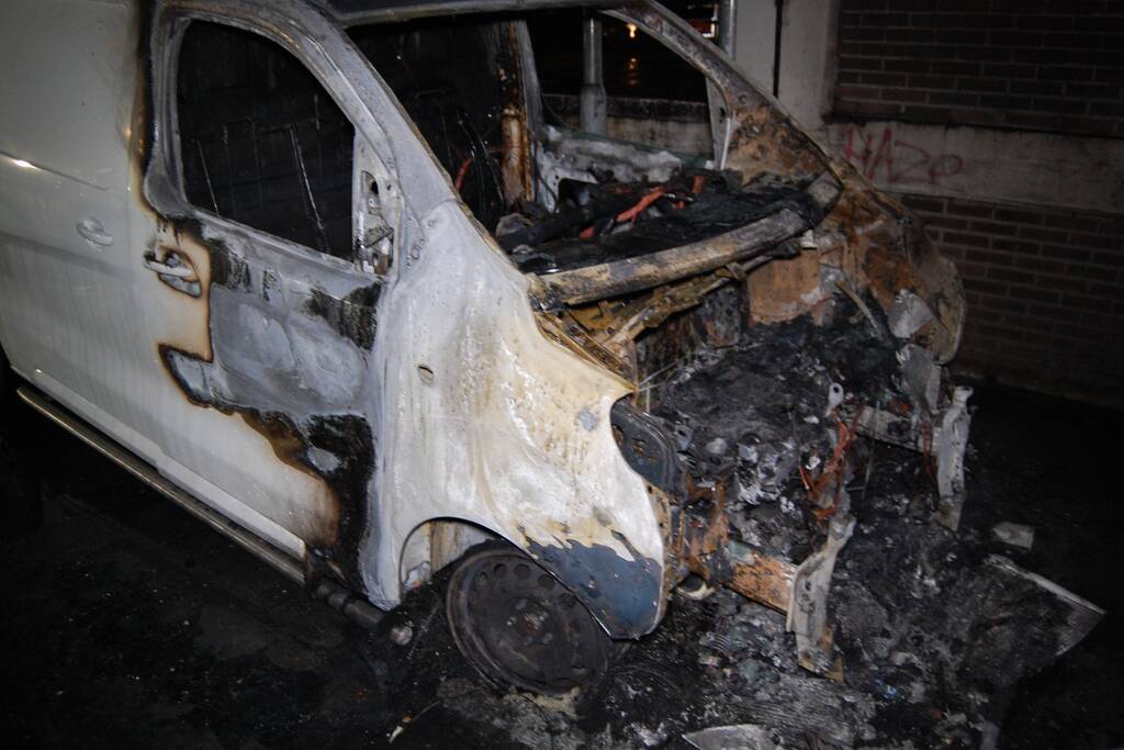 Bestelbus gaat in vlammen op