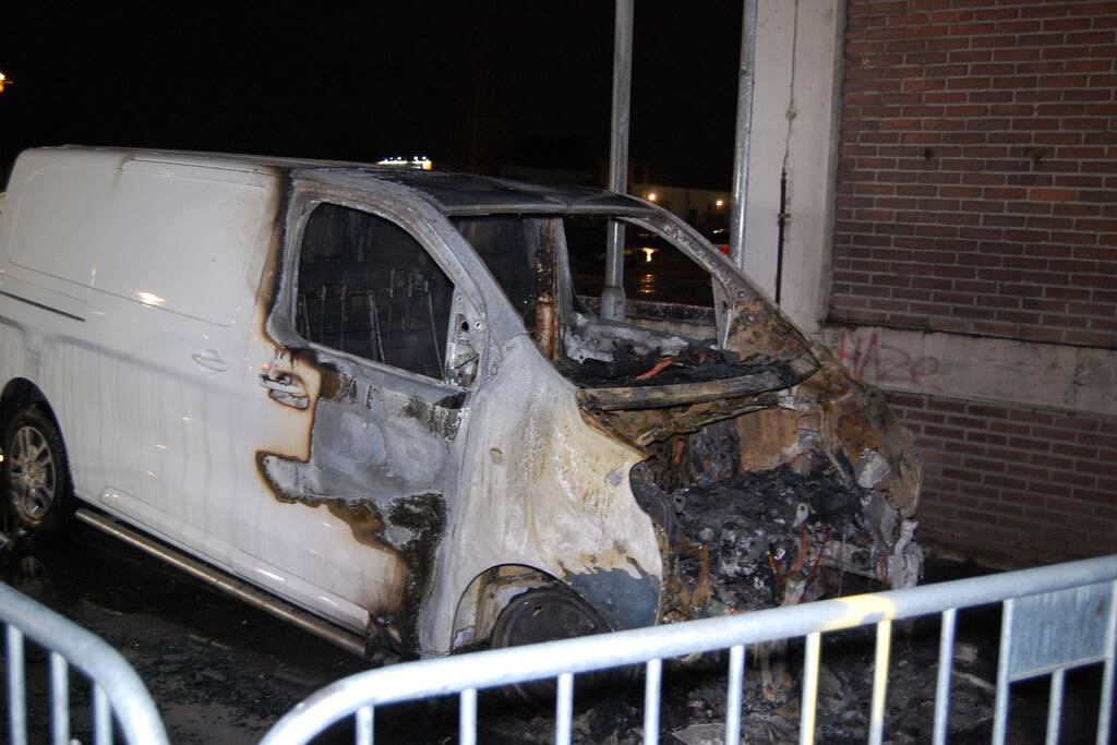 Bestelbus gaat in vlammen op