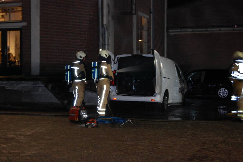 Bestelbus gaat in vlammen op