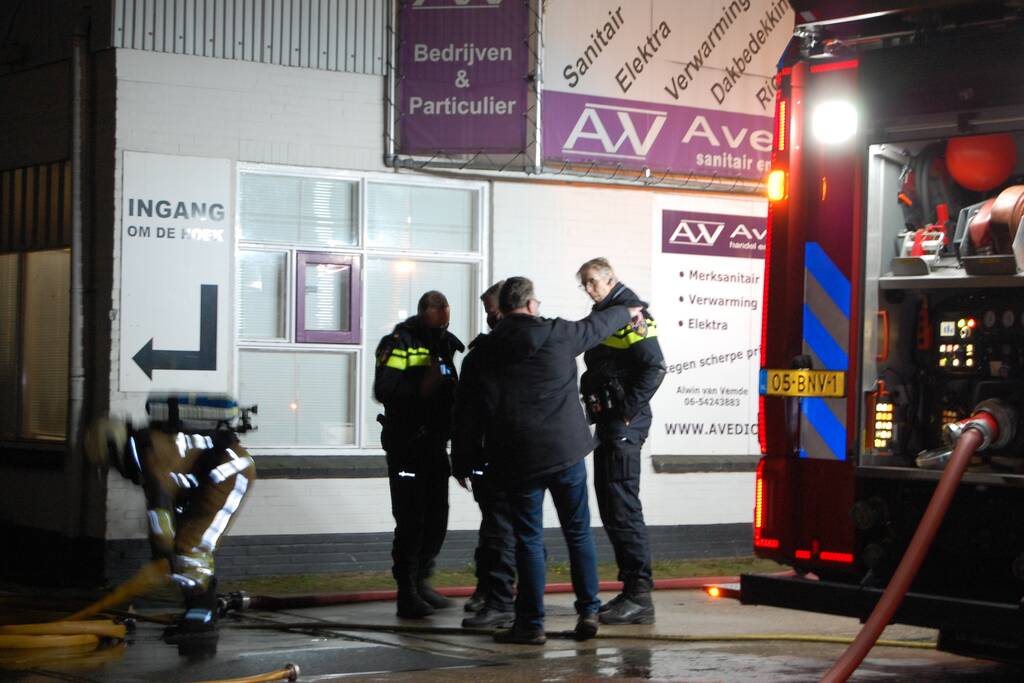 Bestelbus gaat in vlammen op