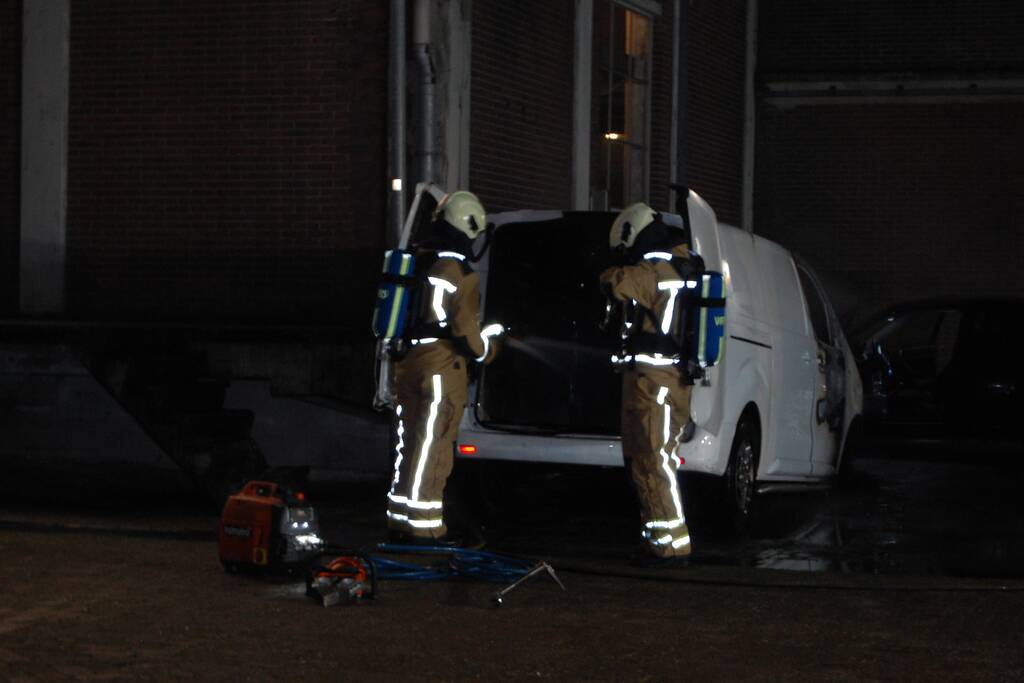 Bestelbus gaat in vlammen op