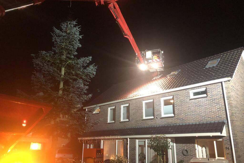 Brand in schoorsteen van woning
