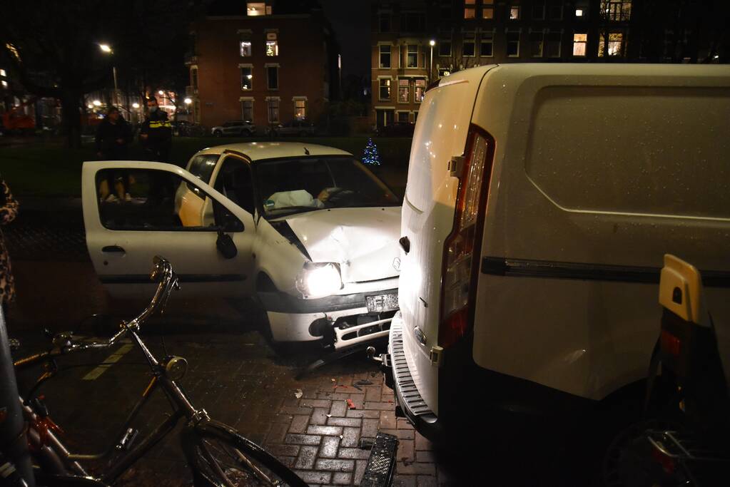 Automobilist klapt op geparkeerde bestelbus en vlucht