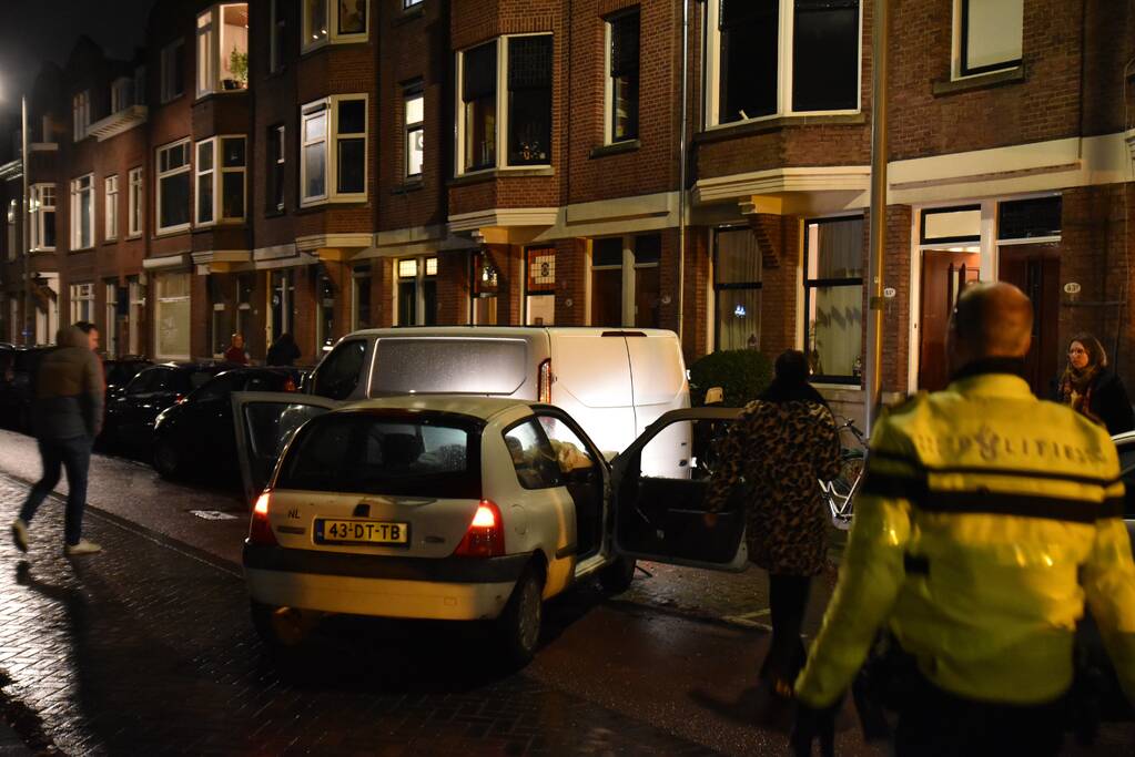 Automobilist klapt op geparkeerde bestelbus en vlucht