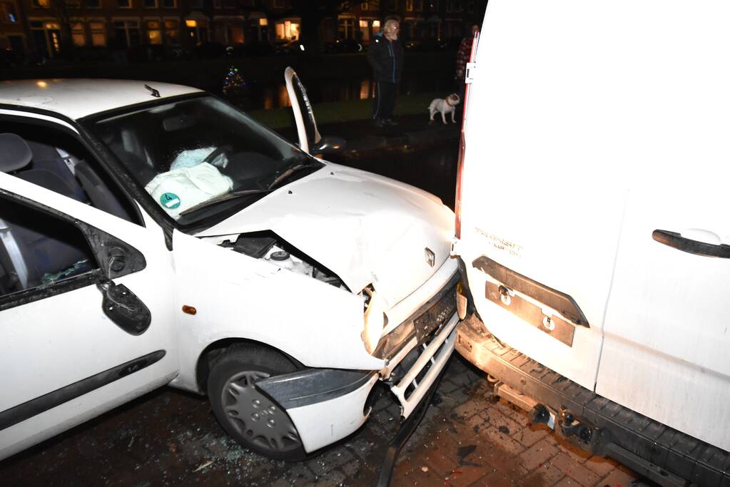 Automobilist klapt op geparkeerde bestelbus en vlucht