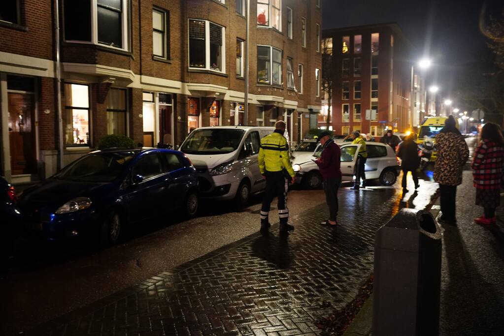 Automobilist klapt op geparkeerde bestelbus en vlucht