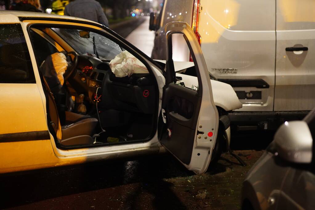 Automobilist klapt op geparkeerde bestelbus en vlucht