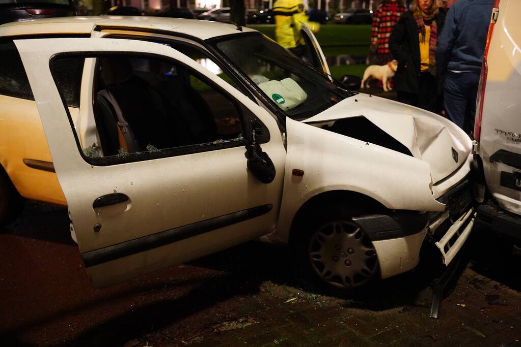Automobilist klapt op geparkeerde bestelbus en vlucht