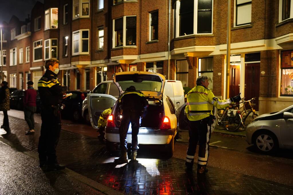 Automobilist klapt op geparkeerde bestelbus en vlucht