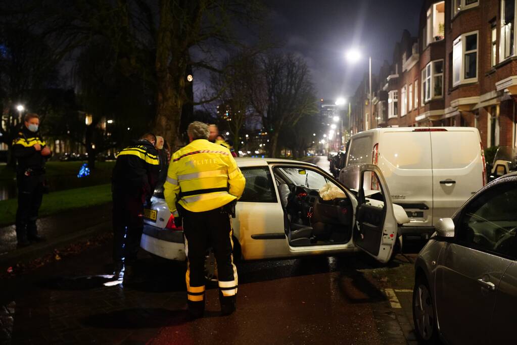 Automobilist klapt op geparkeerde bestelbus en vlucht
