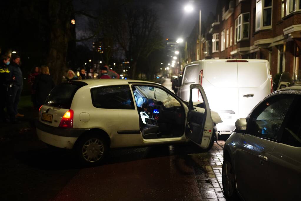 Automobilist klapt op geparkeerde bestelbus en vlucht