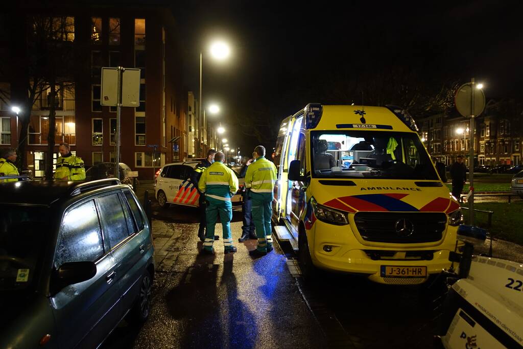 Automobilist klapt op geparkeerde bestelbus en vlucht