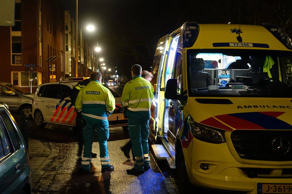 Automobilist klapt op geparkeerde bestelbus en vlucht