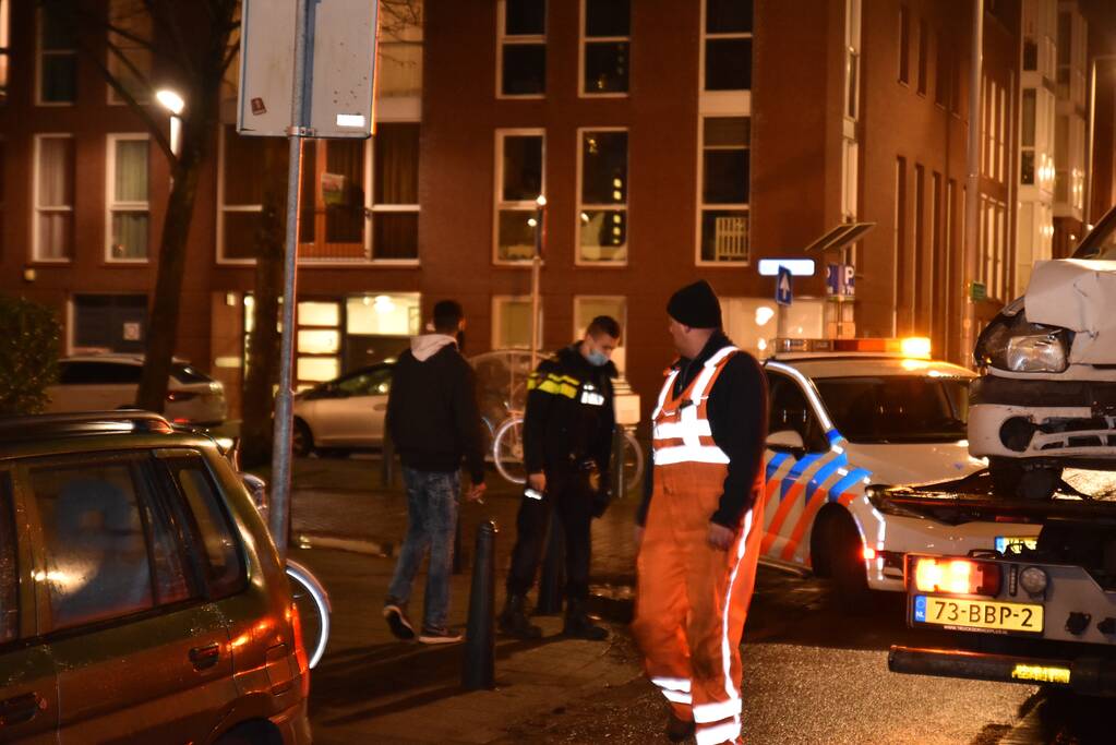 Automobilist klapt op geparkeerde bestelbus en vlucht