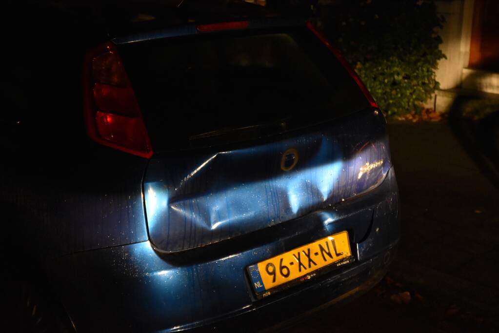 Automobilist klapt op geparkeerde bestelbus en vlucht