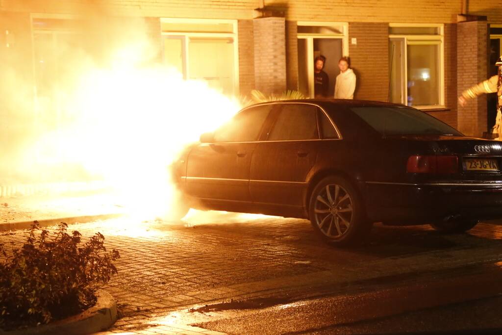 Geparkeerde auto brandt volledig uit