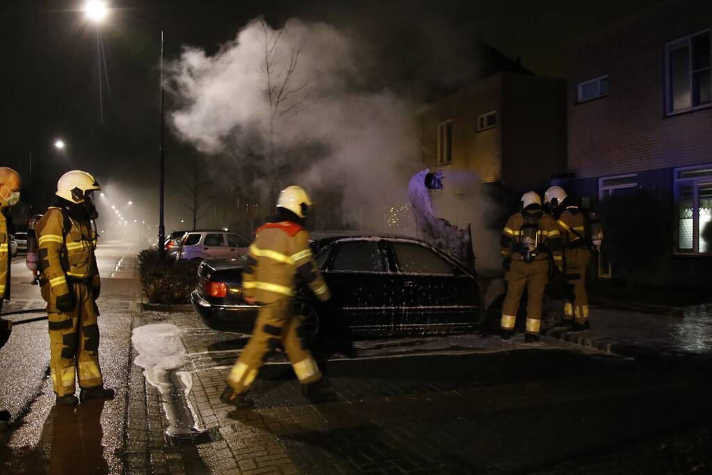 Geparkeerde auto brandt volledig uit