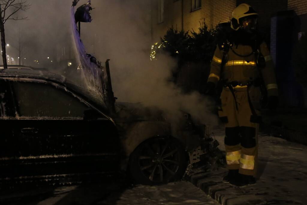 Geparkeerde auto brandt volledig uit