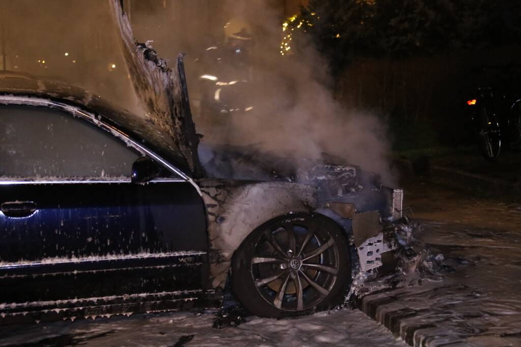 Geparkeerde auto brandt volledig uit