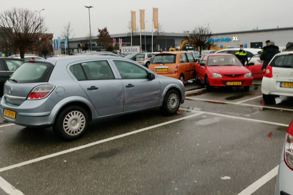 Bestuurster duwt op gaspedaal in plaats van rem, vier auto's lopen schade op