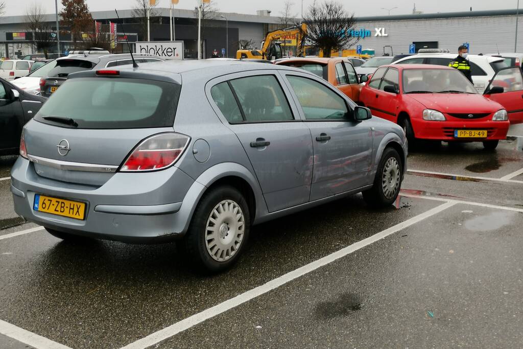 Bestuurster duwt op gaspedaal in plaats van rem, vier auto's lopen schade op