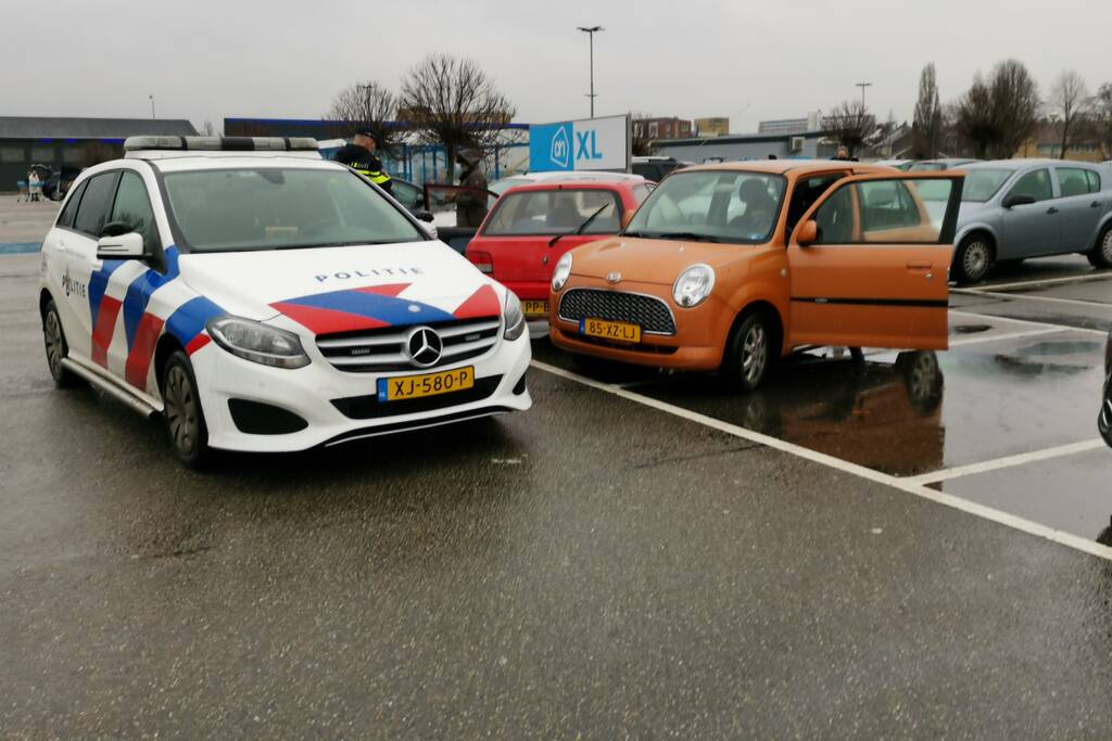 Bestuurster duwt op gaspedaal in plaats van rem, vier auto's lopen schade op