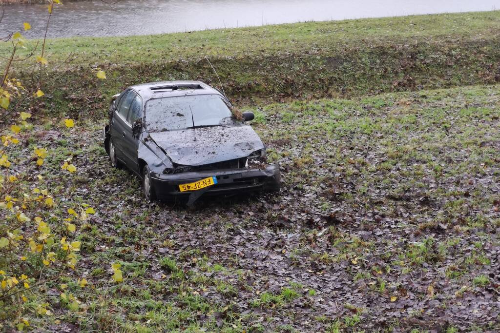 Auto belandt onderaan talud