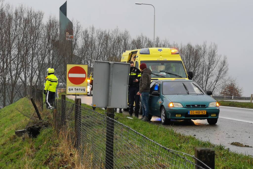 Auto belandt onderaan talud