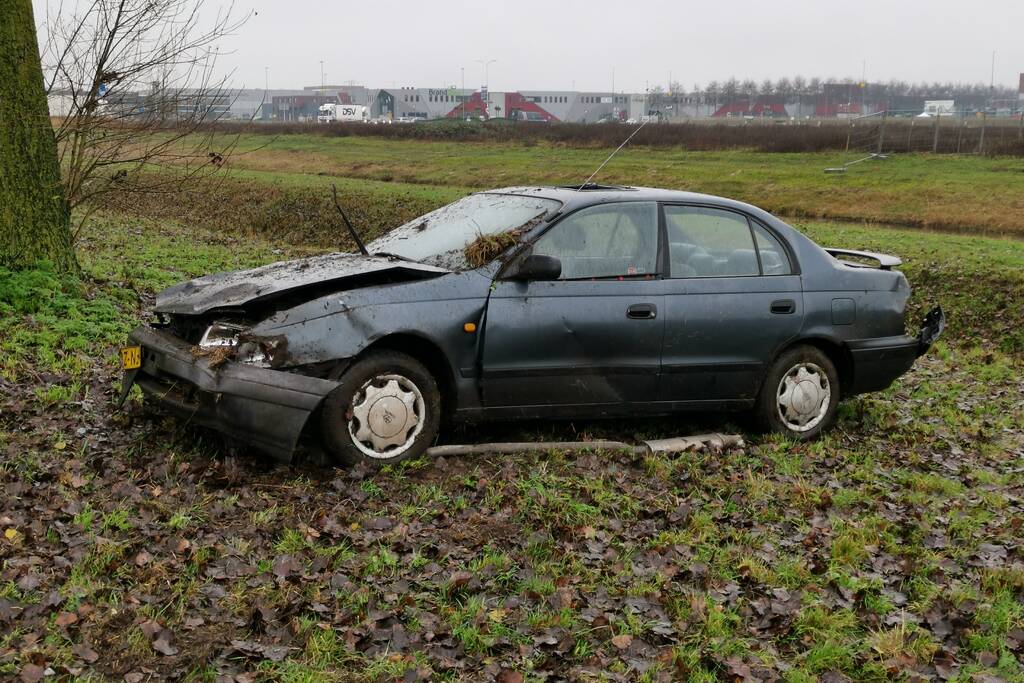 Auto belandt onderaan talud