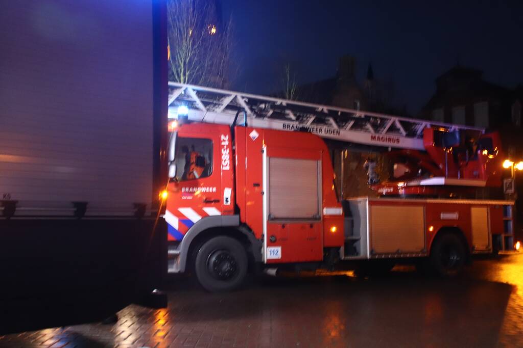 Hond uit woning gehaald bij schoorsteenbrand