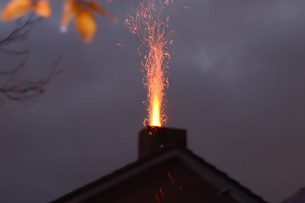 Hond uit woning gehaald bij schoorsteenbrand