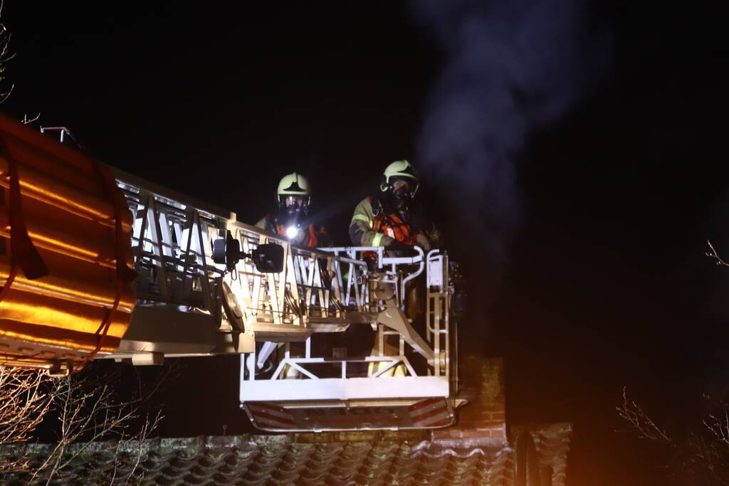 Hond uit woning gehaald bij schoorsteenbrand