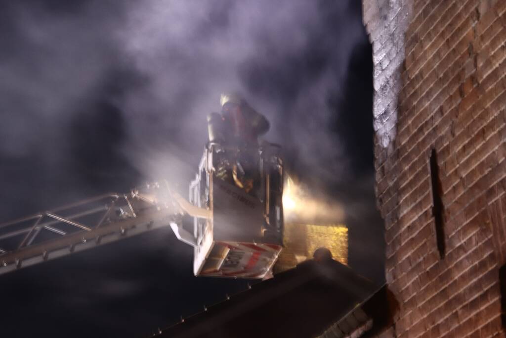 Hond uit woning gehaald bij schoorsteenbrand