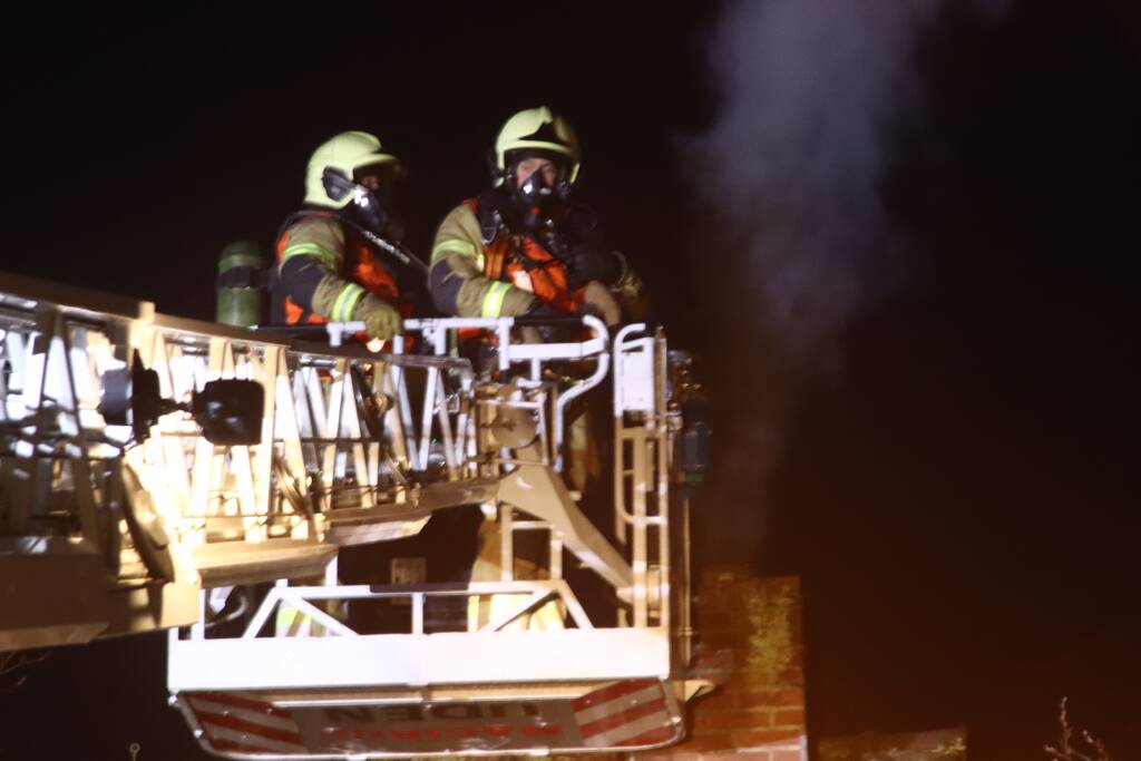 Hond uit woning gehaald bij schoorsteenbrand