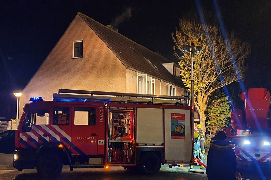 Brandweer veegt schoorsteen na brand