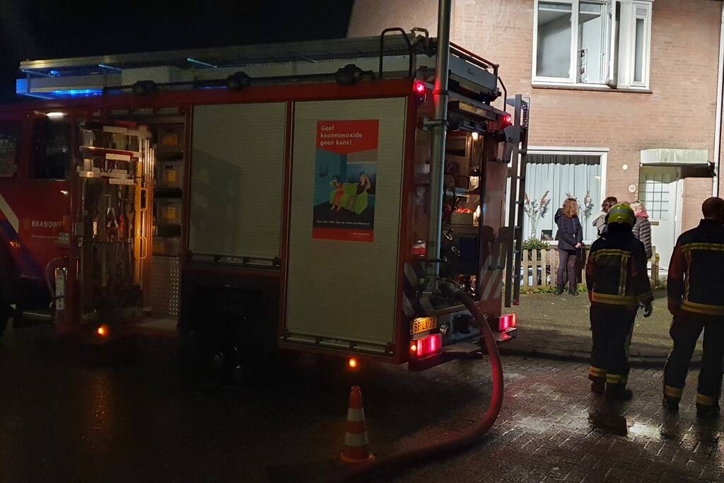 Brandweer veegt schoorsteen na brand