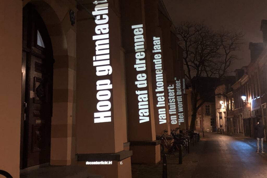 Decemberlicht in donkere straten