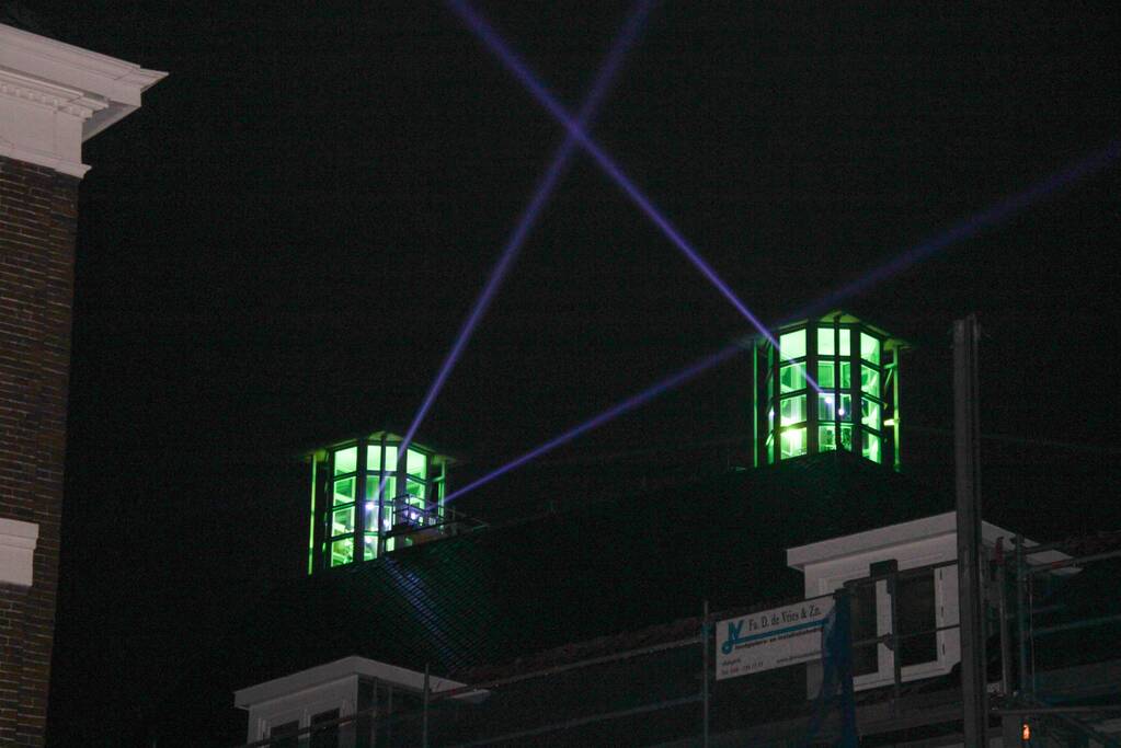 Decemberlicht in donkere straten