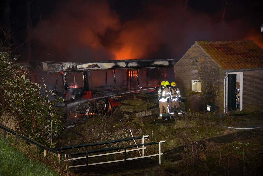 Bussen in brand bij Firma Maliepaard