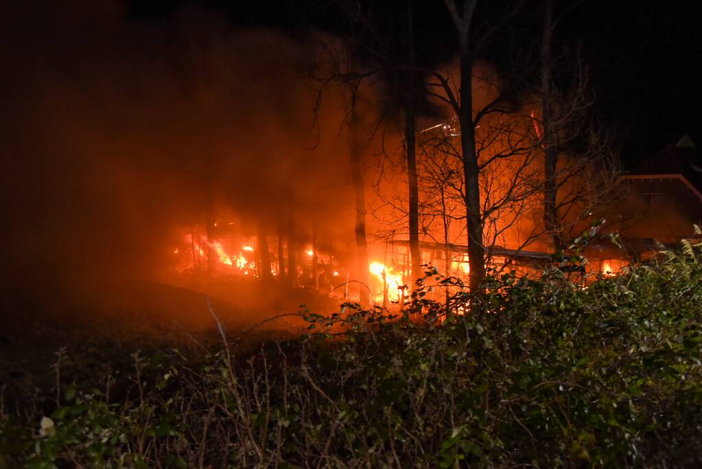 Bussen in brand bij Firma Maliepaard
